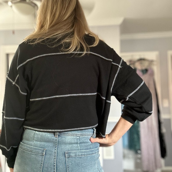 “Hollister” waffle cropped top w/raw edge & contrast stitching -jr sz L - Picture 3 of 13